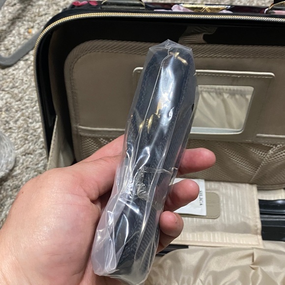 Elegant Floral Travel Bag with Black Accents - Picture 8 of 9